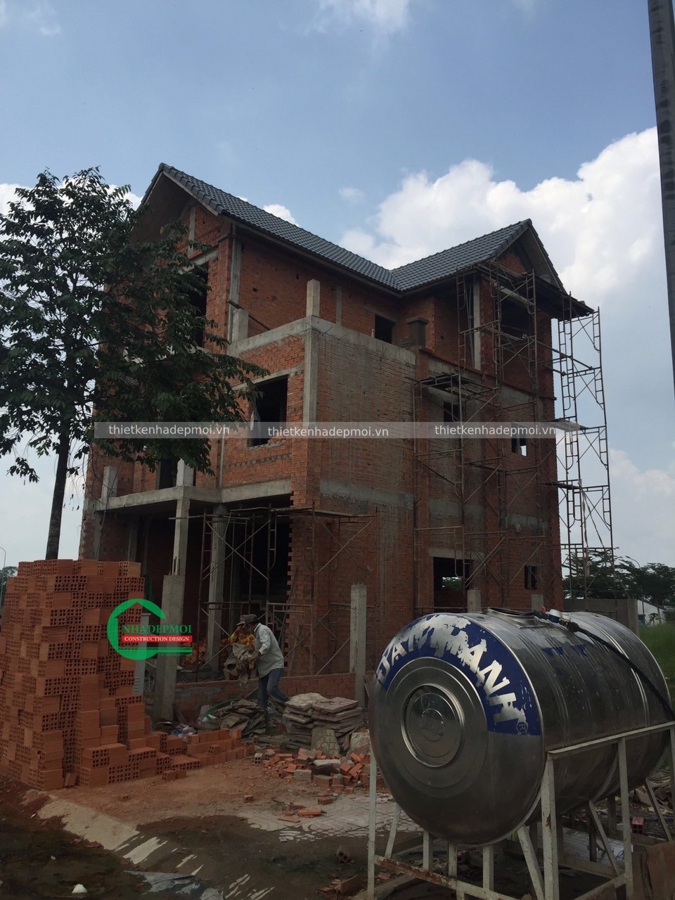 Hình ảnh thi công mẫu nhà mái thái anh hiền tại long an.