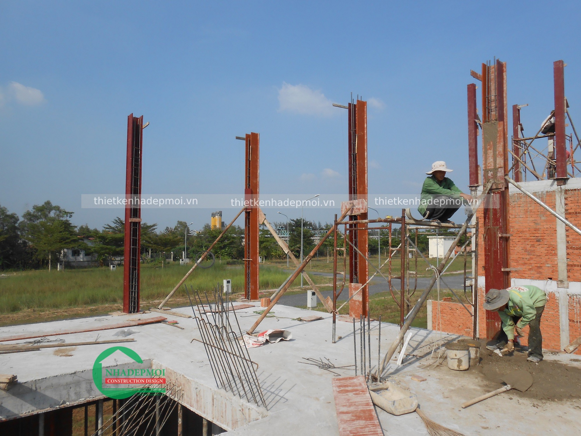 Hình ảnh thi công mẫu nhà mái thái anh hiền tại long an.