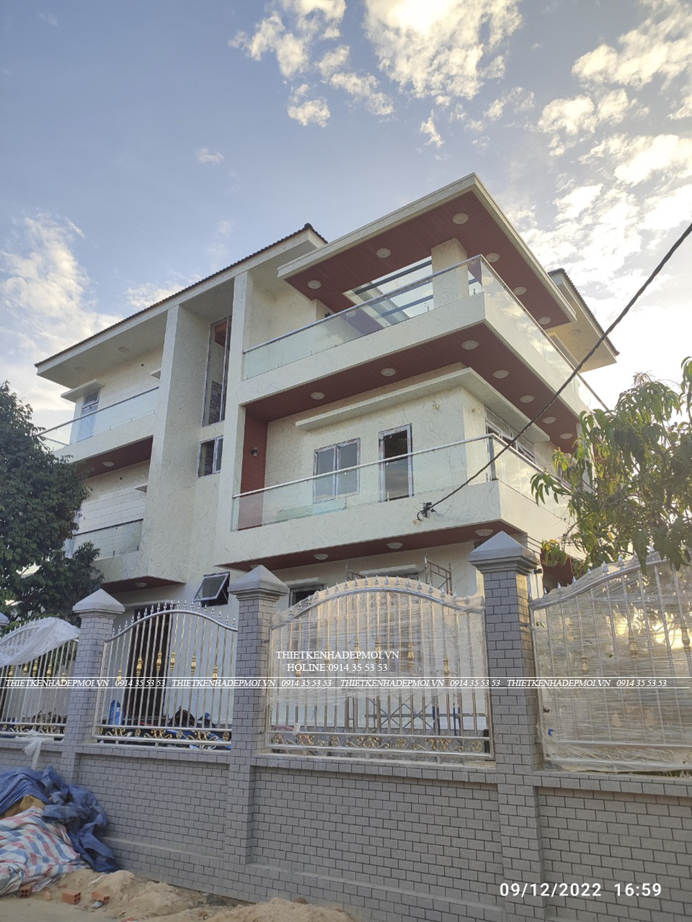 Hình ảnh thi công thực tế biệt thự mái thái của chú thấn - bình phước