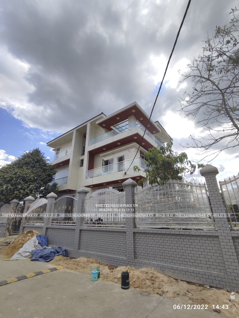 Hình ảnh thi công thực tế biệt thự mái thái của chú thấn - bình phước