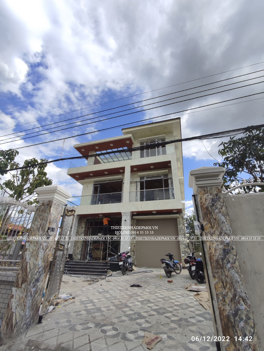 Hình ảnh thi công thực tế biệt thự mái thái của chú thấn - bình phước