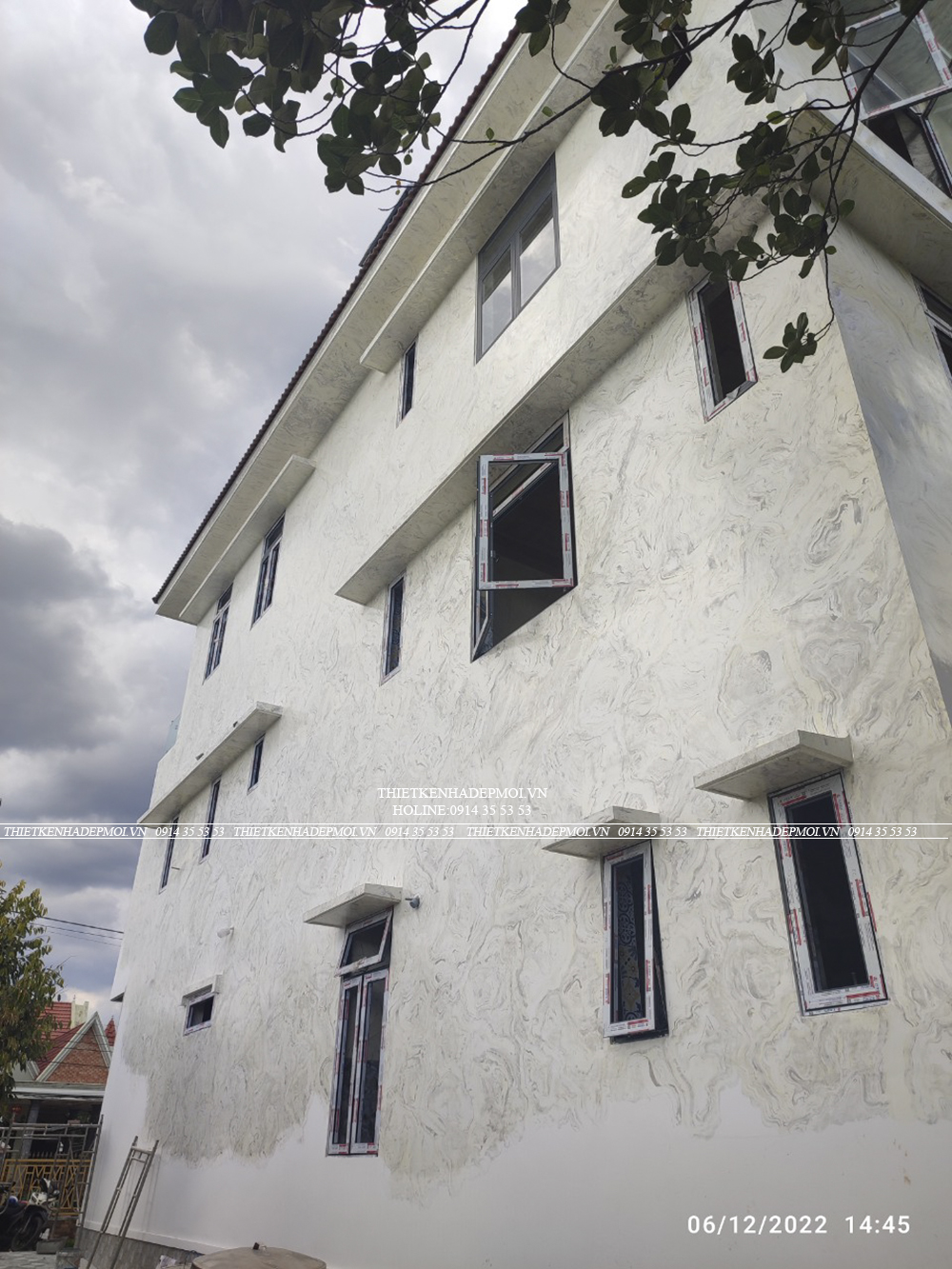 Hình ảnh thi công thực tế biệt thự mái thái của chú thấn - bình phước